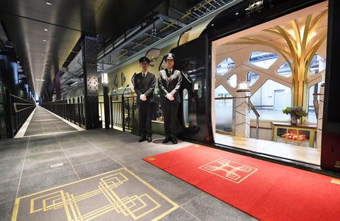 De Japanse treinsuite Shikishima telt maar tien coups en serveert kaisekidiners van Katsuhiro Nakamura de eerste Japanse chefkok met een Michelinster