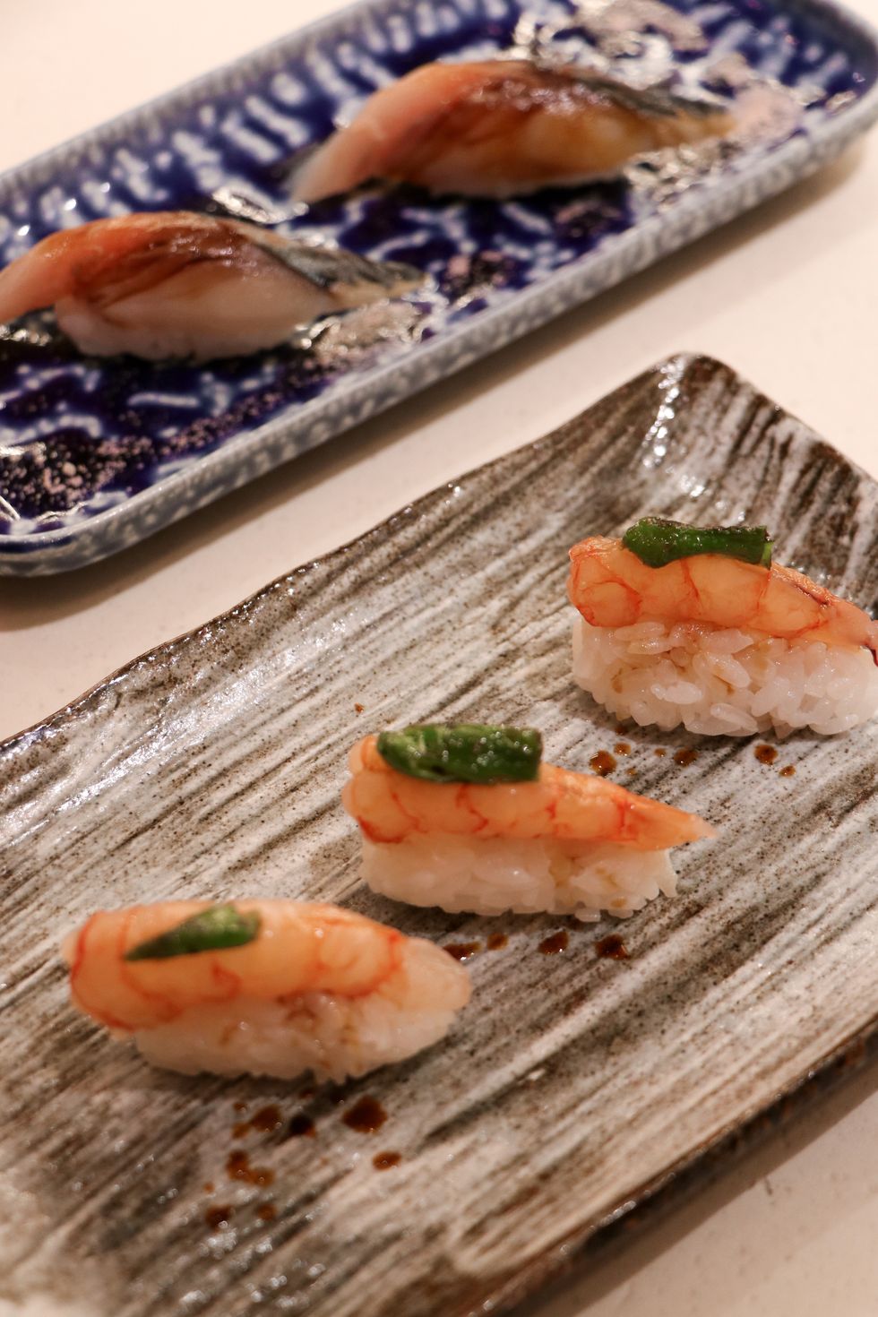 el nigiri de gamba roja y pimiento de padrón es uno de los más sorprendentes del menú ﻿omakase de tora