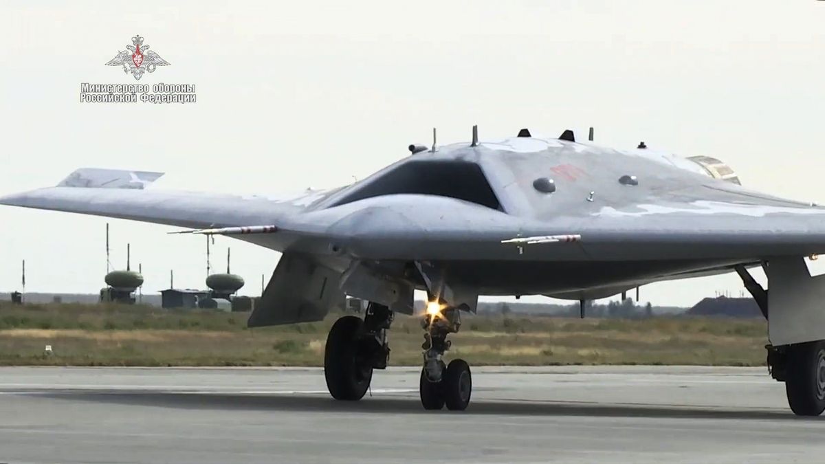 First joint flight of Sukhoi S-70 Okhotnik UAV and Su-57 jet fighter