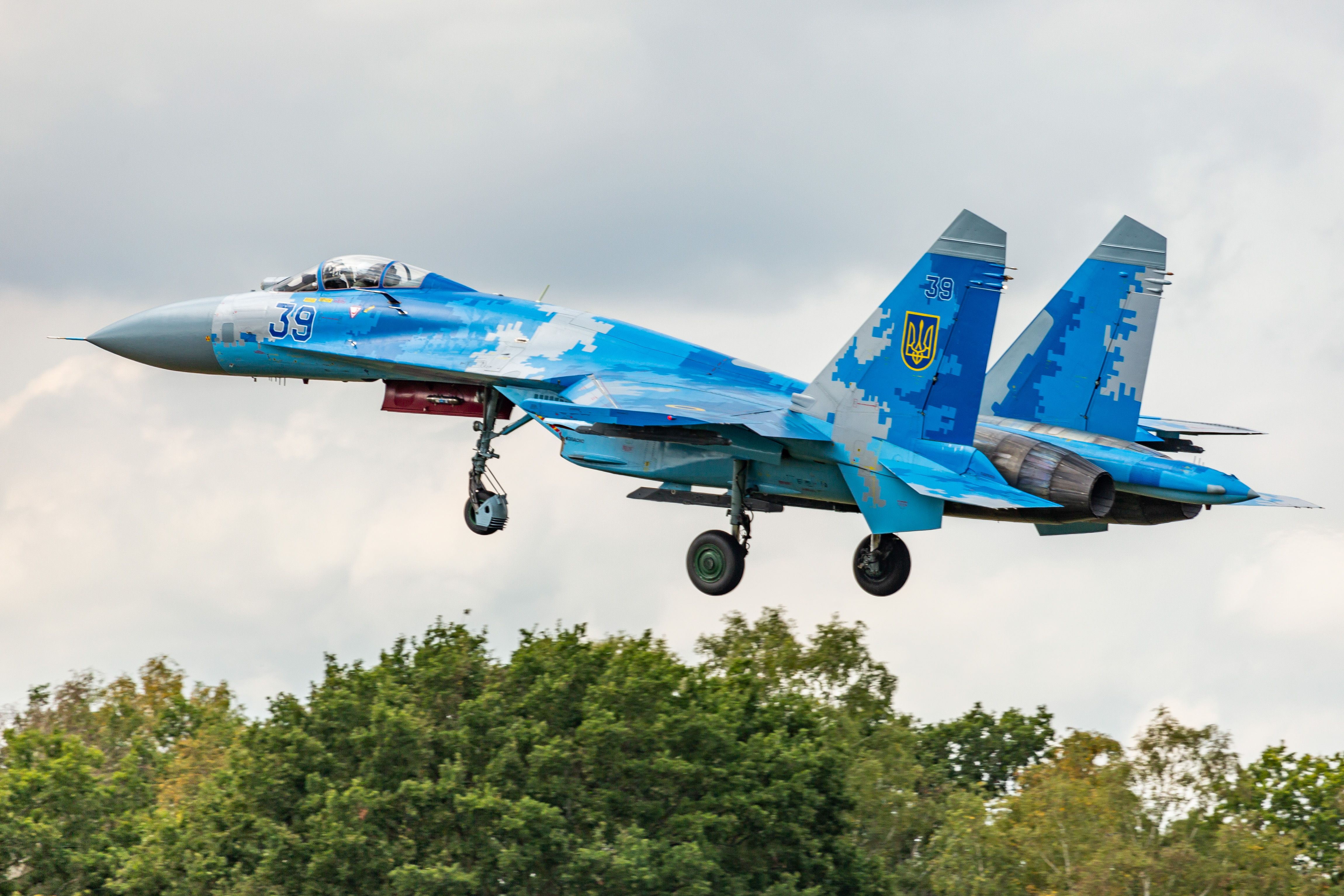 Photo] Ukrainian Air Force Su-27 Flanker heavily armed for Combat