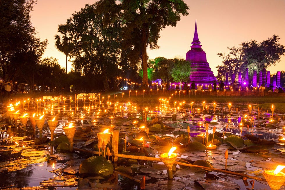 Tijdens het Thaise lampionnenfeest Loi Krathong wordt de eeuwenoude stad prachtig verlicht
