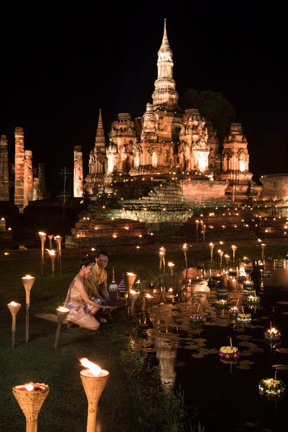 Het lantaarnfestival Loy Krathong vindt plaats tijdens de volle maan in november Op de achtergrond de runes van paleizen en tempels in Sukhothai
