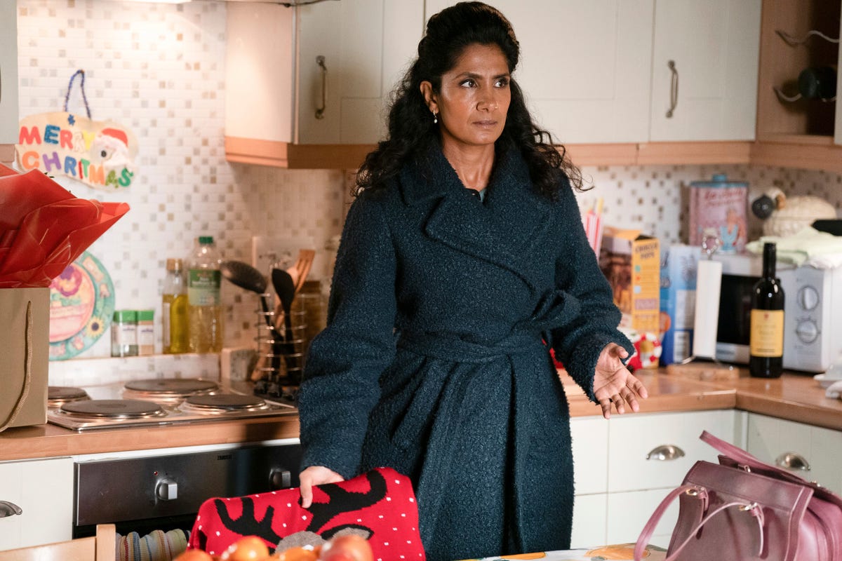 EastEnders spoilers Stacey and Suki rocked by 'Eve' delivery in new scenes