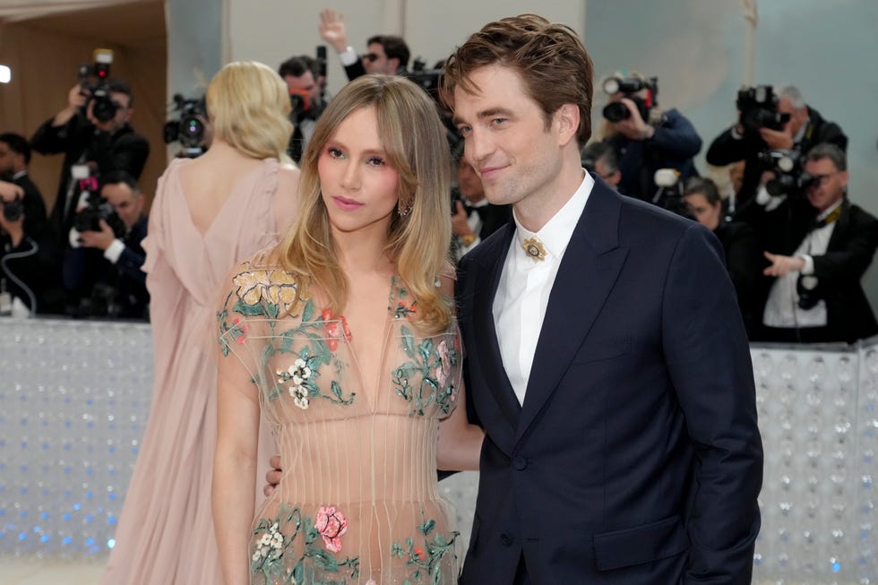 Robert Pattinson's girlfriend
