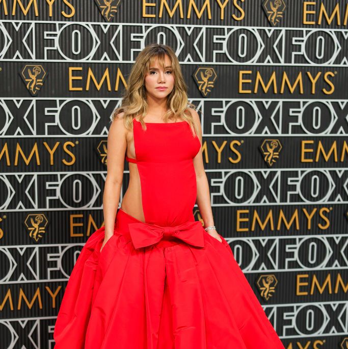 Pregnant Suki Waterhouse Shuts Down the Emmys Carpet in an Incredible Belly-Baring Red Dress