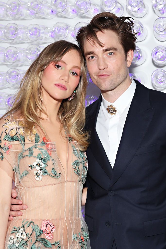 https://hips.hearstapps.com/hmg-prod/images/suki-waterhouse-confirms-she-s-expecting-first-child-with-robert-pattinson-655b32dce1681.jpg