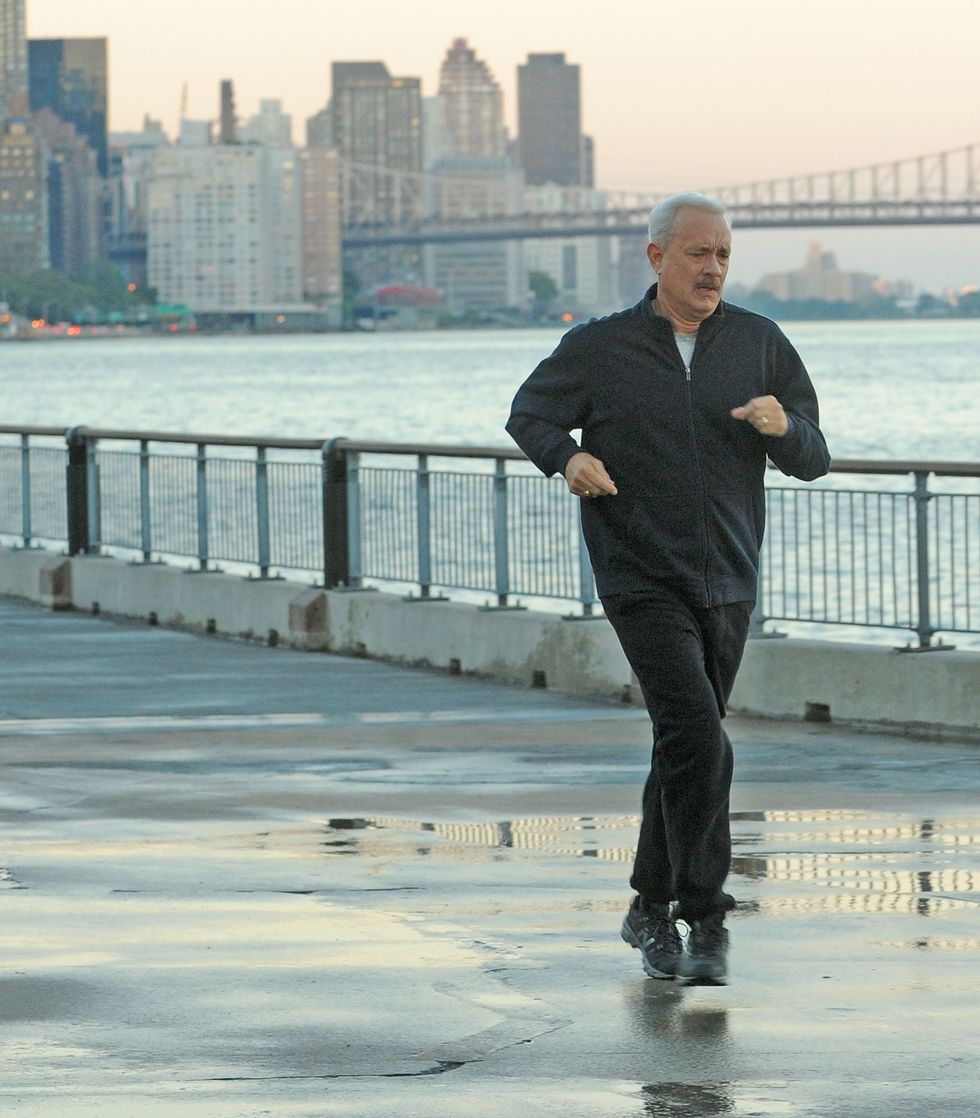 tom hanks corre por la bahía de nueva york en una escena de la película sully