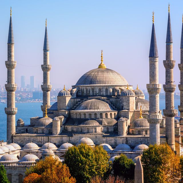 blue mosque sultanahmet camii, bosporus and asian side skyline, istanbul, turkey