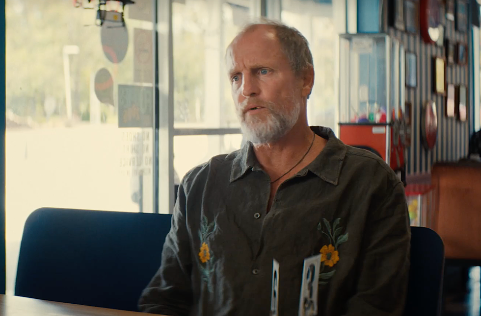 Woody Harrelson à Suncoast, un homme est assis à une table dans un restaurant et parle à quelqu'un