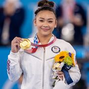 suni lee holding her medal