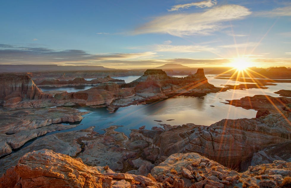 sunrise at alstrom point over gunsight bay, lake powell, utah, america, usa