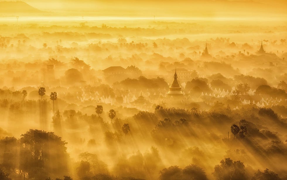 Het was onze eerste bezoek aan Mandalay en we hadden heel veel geluk We gingen s ochtends vroeg naar de berg en hadden geen idee wat ons te wachten stond zonsopgang  de lucht ging van blauw naar rood en vervolgens verscheen een prachtig gouden licht