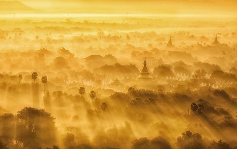 Het was onze eerste bezoek aan Mandalay en we hadden heel veel geluk We gingen s ochtends vroeg naar de berg en hadden geen idee wat ons te wachten stond zonsopgang de lucht ging van blauw naar rood en vervolgens verscheen een prachtig gouden licht