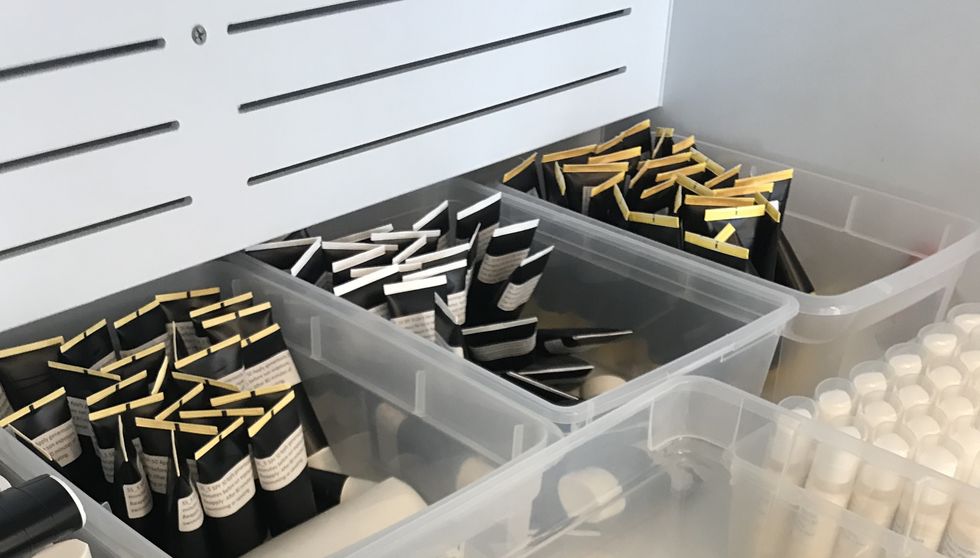 una collezione di creme solari con le etichette in un contenitore separato nel gh beauty lab