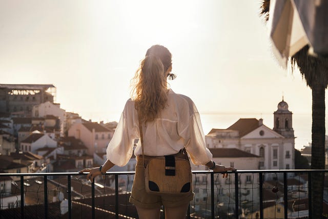 mujer joven viendo el atardecer