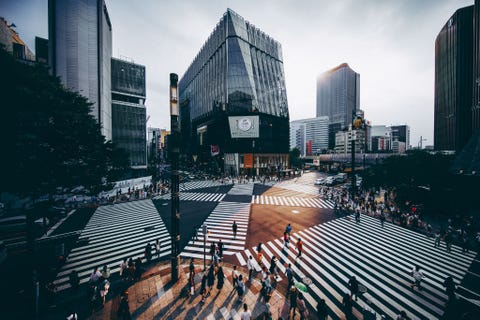 In Ginza in Tokio was de temperatuur om 1536 268C Ik stak mijn camera omhoog en maakte een foto van de zon die tussen de gebouwen door scheen en de mensen die rondliepen
