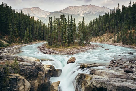 https://www.nationalgeographic.com/content/dam/travel/rights-exempt/2018-travel-photographer-of-the-year/magical-mountains/sunwapta-falls-canadian-rockies.jpg De waterval van Sunwapta is een verbluffende plek in het Jasper National Park in het midden van de Canadese Rockies