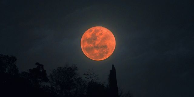 Кровавая луна remnant. Кровавая Луна полное затмение. Лунное затмение. Кровавое лунное затмение. Лунное затмение фото.