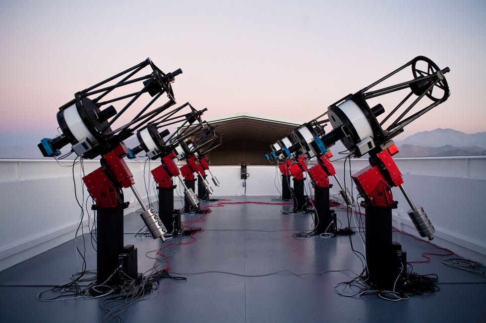 Het team ontdekte de nieuwe superaarde met de telescooparray MEarthSouth die boven op de berg Cerro Tololo in Chili staat