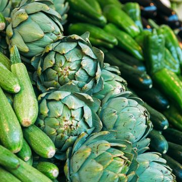 calabacines, alcachofas y pimientos verdes juntos y expuestos