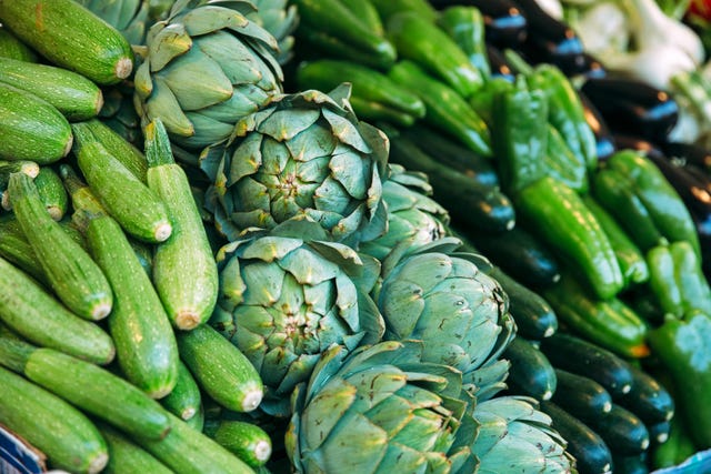 calabacines, alcachofas y pimientos verdes juntos y expuestos