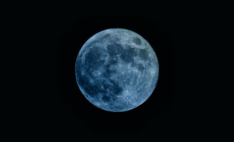 黑色天空有一顆藍色的滿月