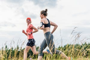 twee hardloopsters buiten