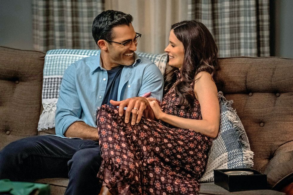 superman lois “closer” image number sml301a 0224r3 pictured l r tyler hoechlin as clark kent and elizabeth tulloch as lois lane photo colin bentleythe cw © 2022 the cw network, llc all rights reserved