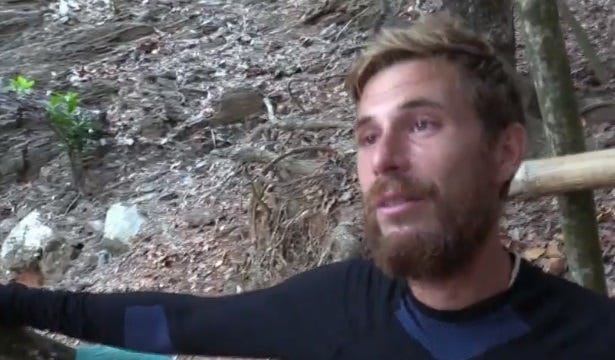 tom se siente solo y aislado del grupo