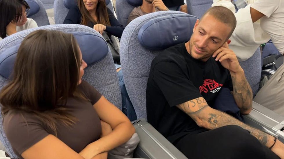 jessica bueno y ruben torres, concursantes de 'supervivientes all stars 2025', en el avion de camino a honduras