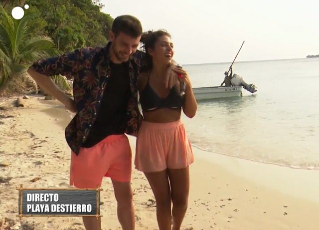 lola emocionada con la llegada sorpresa de su novio a la isla