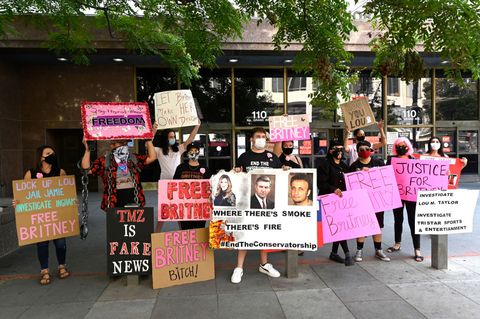 freebritney protest outside los angeles courthouse