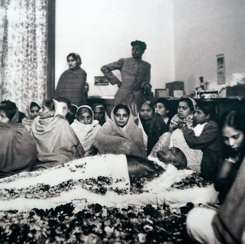 Supporters surround the body of Gandhi before his cremation