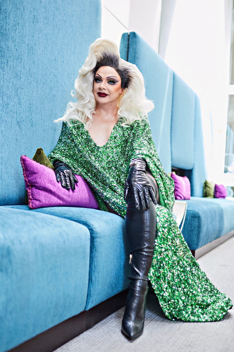 supremme de luxe sentada en un sofa azul