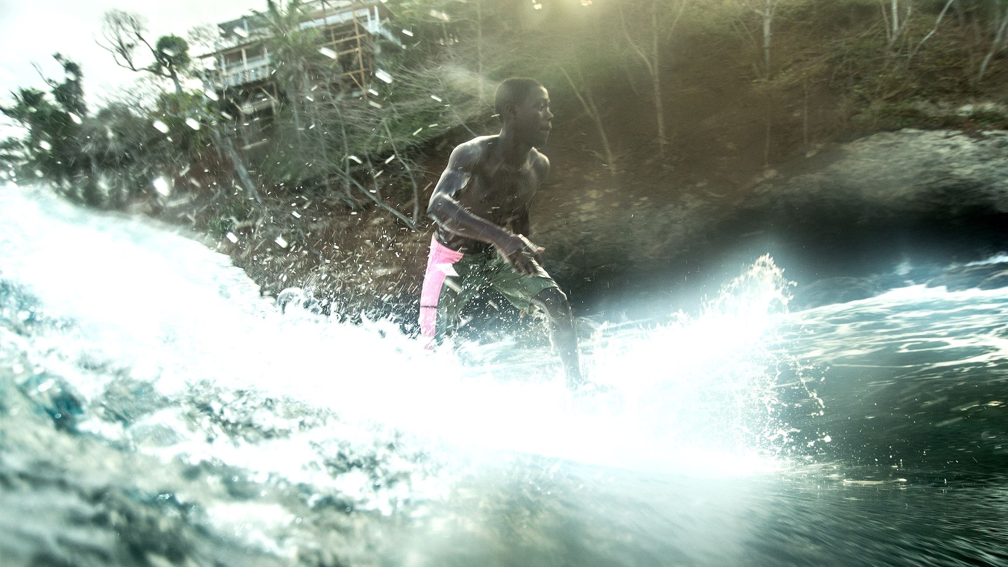 Water, Adventure, Sunlight, Wave, Recreation, Fun, Tree, Extreme sport, Watercourse, Surface water sports, 