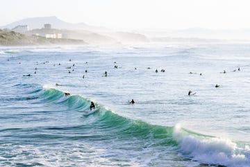 surfers bij biarritz