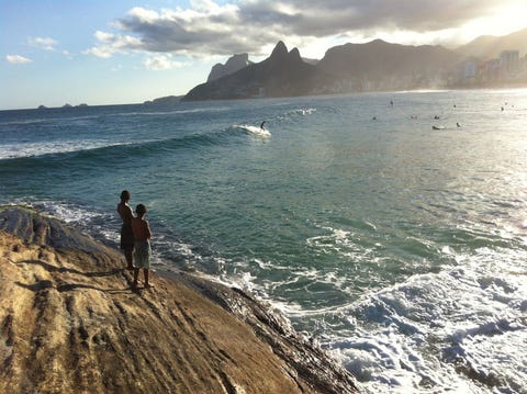 In Brazili is de kale rotsbodem aan het Arpoadorstrand in Rio de Janeiro niet alleen een geweldig uitkijkpunt voor het genieten van een zonsondergang maar ook de reden achter de drie meter hoge en linksbrekende golven van de branding die bij lokale surfers zeer geliefd zijn