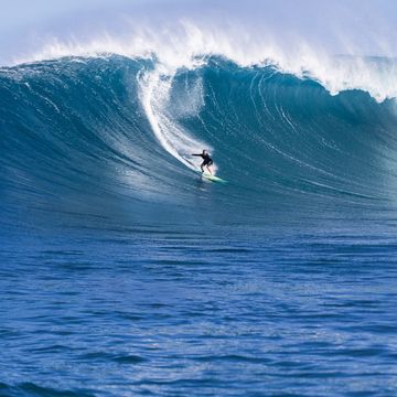 La surfista di onde giganti Paige Alms si allena a Pe'ahi, sull'isola di Maui (Hawaii)