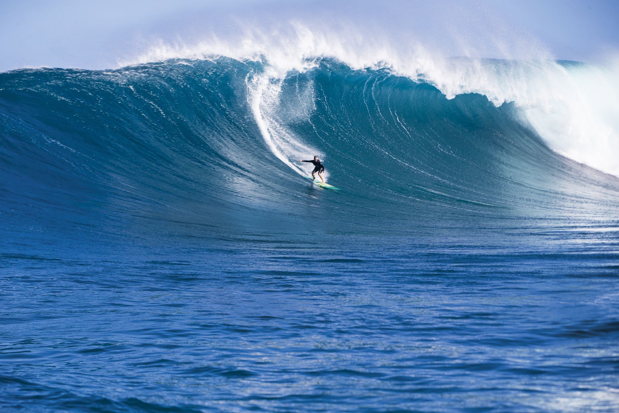 La surfista di onde giganti Paige Alms si allena a Pe'ahi, sull'isola di Maui (Hawaii)