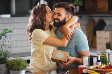 pareja abrazada feliz con un regalo