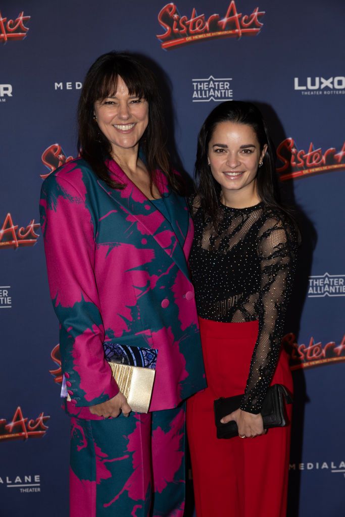 foto van susan visser en fresia cousino arias tijdens een premiere in kleurrijke outfits op de rode loper