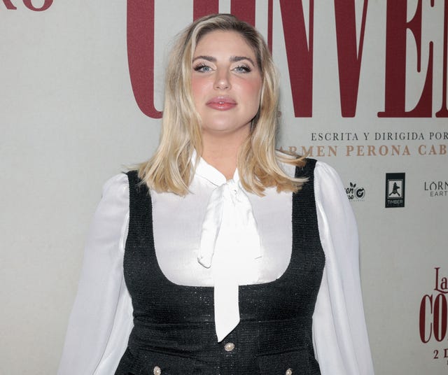 la modelo, ex de zeus montiel, con una blusa blanca y pichi en color negro