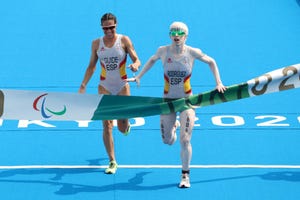 susana rodríguez y su guía sara loehr cruzan en primera posición en la prueba triatlón paralímpico en los juegos olímpicos de tokio