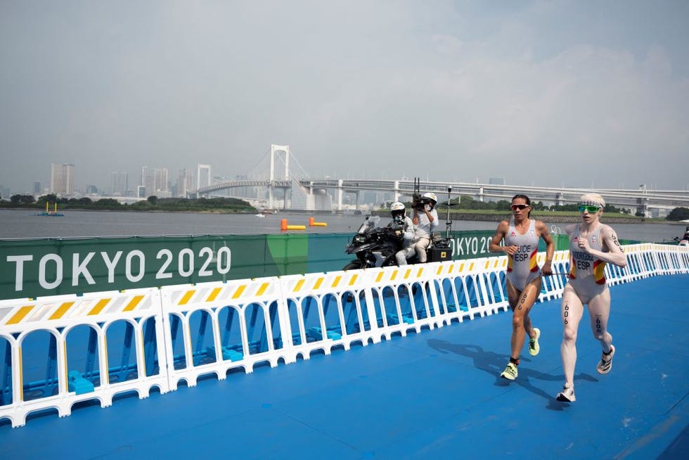 susana rodríguez y su guía sara loehr cruzan en primera posición en la prueba triatlón paralímpico en los juegos olímpicos de tokio