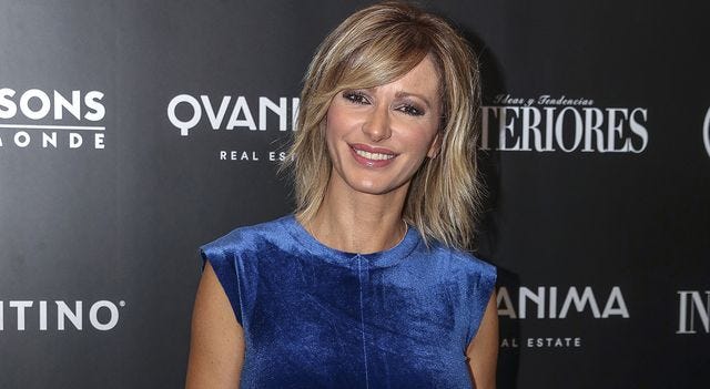 la periodista susanna griso posando en un photocall sonriendo y vestida de azul