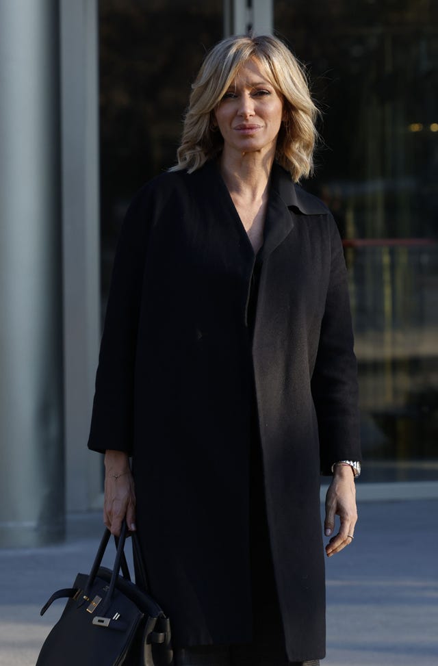 la presentadora con un look en color negro