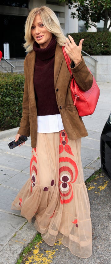 la presentadora con jersey marron de cuello alta, chaqueta de ante y falda de tul