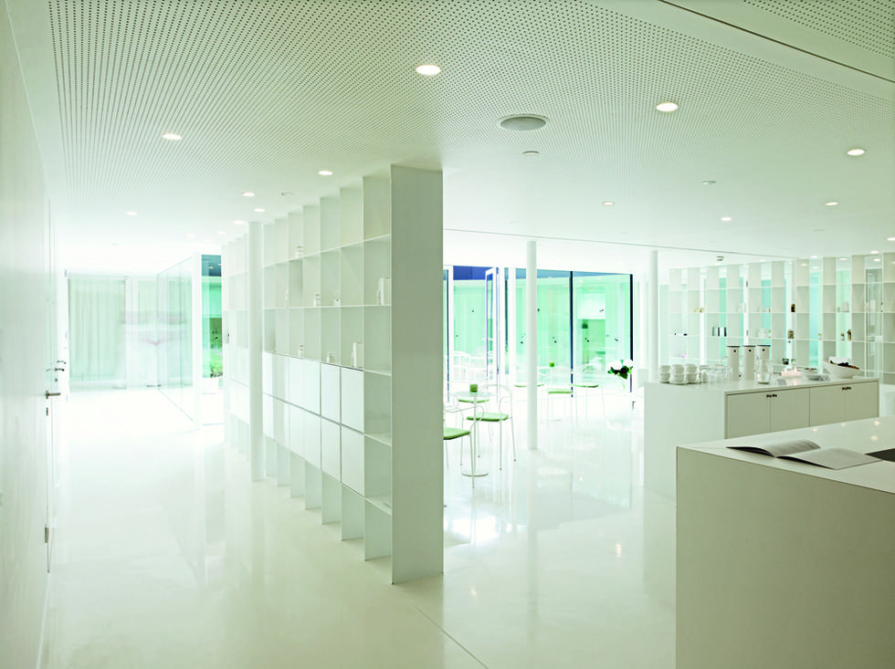 Ceiling, Architecture, Glass, Interior design, Building, Design, Line, Office, Daylighting, Transparent material, 