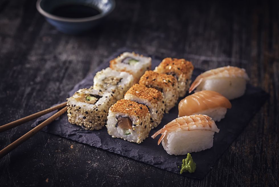 sushi variado, makis y nigiri