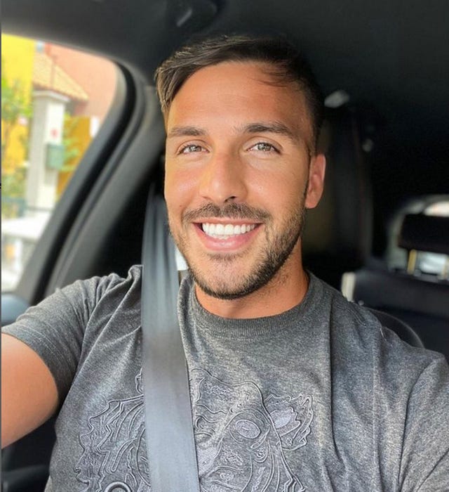 el ex tentador de 'la isla de las tentaciones' sonriente en el interior de su coche
